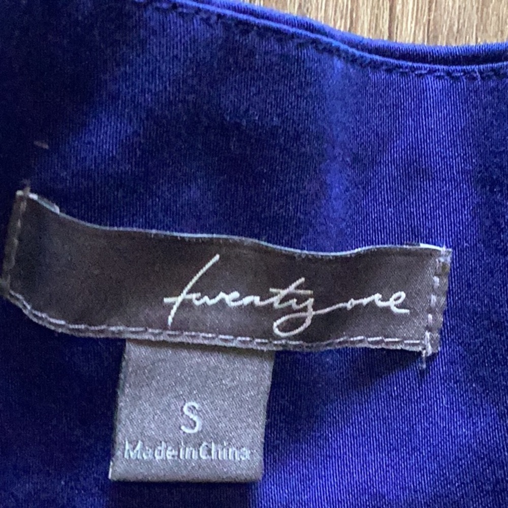 Twenty one front bow short‎ skirt. Worn one time - Picture 3 of 4